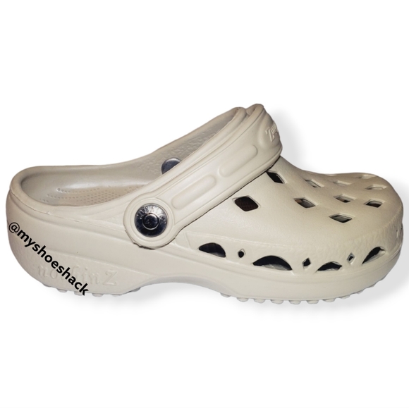 #687 New Nothinz Women's Creamy Tan Clogs Sandals Water Shoes 5 5L Shoes - Picture 2 of 8